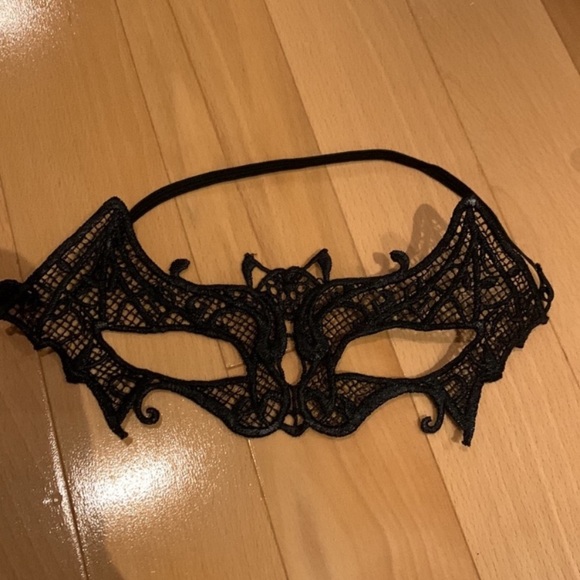 VEUC Girl’s Spirit Halloween Vampiress Costume - size Youth L with crown & mask - Picture 17 of 17